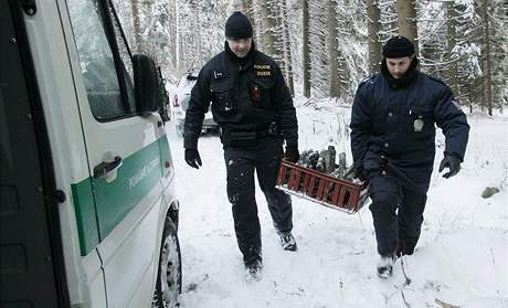 Policist odnej granty vyzvednut z molu.