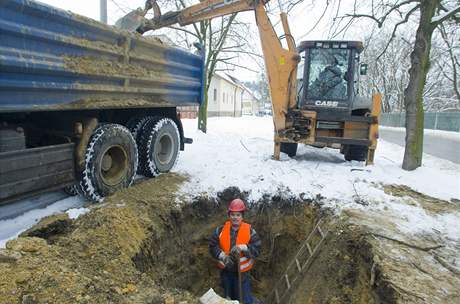 Pracovník vodárny Jií Havránek pi oprav 200mm vodovodního potrubí v Záluské ulici v Temoné na severním Plzesku.  