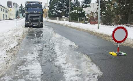 st Hbitovn ulice v Plzni na Doubravce je kvli prasklmu vodvodnmu potrub uzavena. 