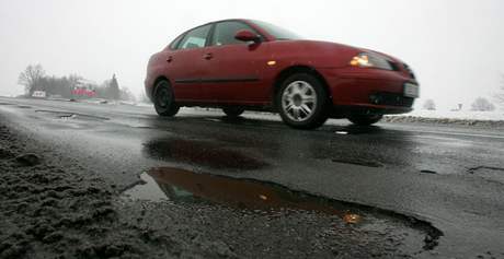 V nkterých dírách na silnicích Vysoiny by se ztratilo i mení auto. Ilustraní snímek.