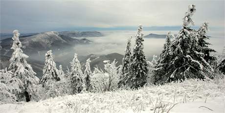 Pohled z Lysé hory na panorama Beskyd.