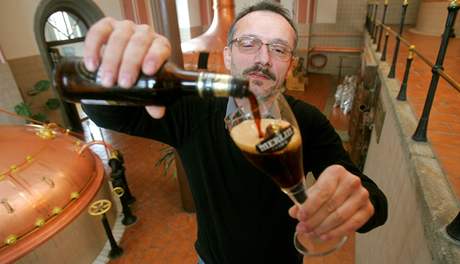 Vrchní sládek pivovaru v Protivín Jií Famra pedstavuje nové, tináctistupové erné pivo Merlin.