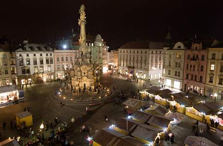 Vánoní jarmark na Horním námstí v centru Olomouce, kde se nachází i známá dominanta msta, Sloup Nejsvtjí Trojice.