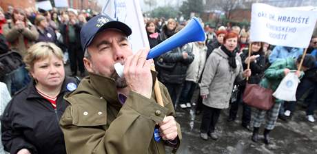 Ti stovky lidí stávkovaly u brány do areálu Svit ve Zlín.