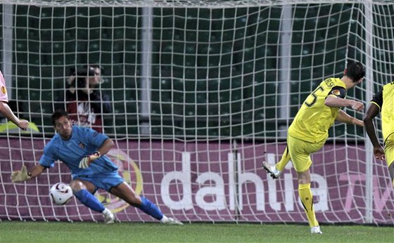 PROMNIL. Jií Kladrubský dal dleitý gól z penalty a Sparta uhrála v Palermu postupovou remízu.