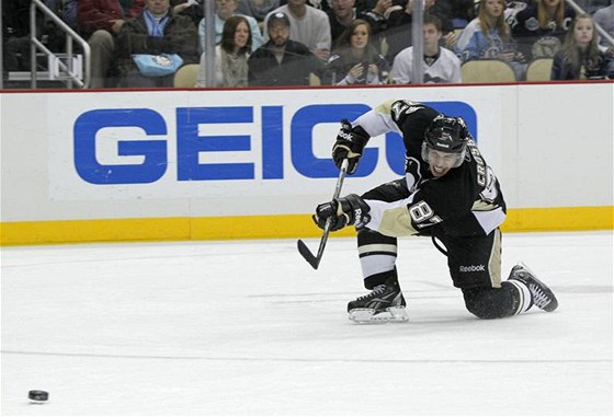 Sidney Crosby z Pittsburghu stílí svj druhý gól proti Torontu.