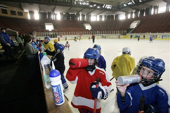 Na stadionu v Teplicích vyrostlo mnoho pikových hokejist. Nyní dala hokejová pípravka pednost ledu v Bílin.