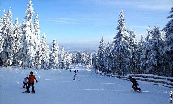 Na Klínovci si dnes lyai uívali sluneného poasí a skvlých podmínek