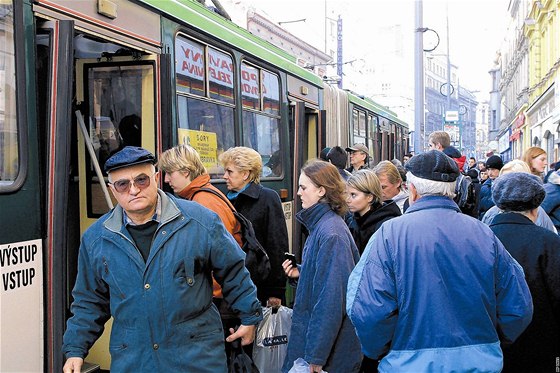 Lidé v Plzni jezdí veejnou dopravou ím dál mén. Jen loni klesl poet cestujících o ti procenta. (Ilustraní snímek)