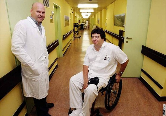 Pednosta rehabilitaní kliniky FN Motol Pavel Kolá (vlevo) a primá spinální jednotky FN Motol Jií Kí 