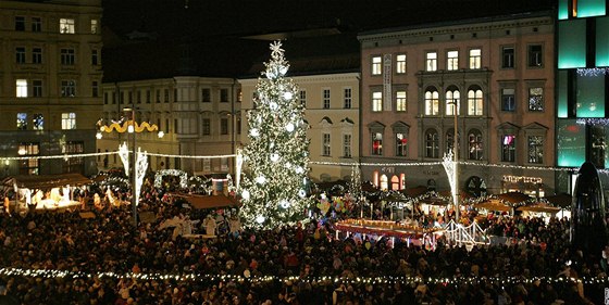 Na brnnském námstí Svobody se rozsvítil vánoní strom.