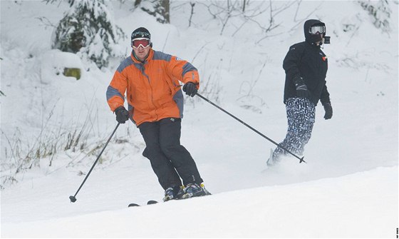 Lyai a snowboardisté by mli mít letos na sjezdovkách piáku více prostoru. Trat budou irí, skialpinisté dostali vlastní trasy.