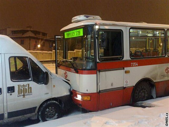 Nehoda autobusu a ty osobních aut v ulici Na Stri v Praze