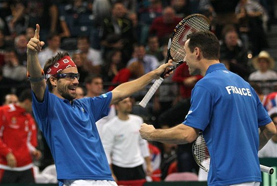 OSLAVA. Francouztí tenisté Arnaud Clement (vlevo) a Michael Llodra slaví vítzství ve tyhe daviscupového finále proti Srbsku.