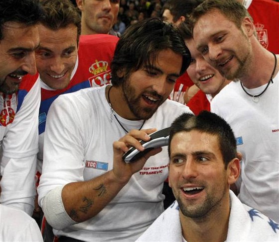 DOHOLA. Srbtí tenisté si na oslavu triumfu v Davis Cupu ostíhali vlasy, neváhala ani týmová jednika Novak Djokovi.
