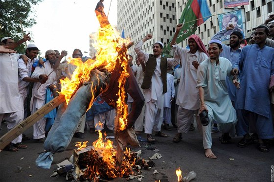 Pákistántí muslimové poadují v Láhauru vykonání trestu smrti nad odsouzenou Asiou Norínovou (29. listopadu 2010)