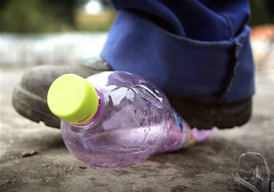 Starí pán napadl pstí druhého kvuli plastové lahvi. Ilustraní snímek