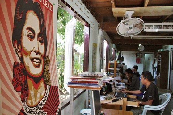 Na kancelá AAPP ze zdi dohlíí nejznámjí disidentka svta Su ij