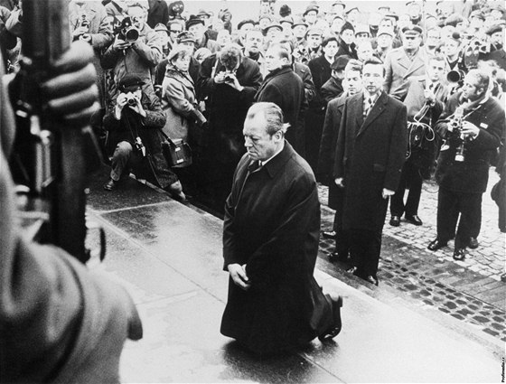 Nmecký kanclé Willy Brandt poklekl u pomníku obtem z varavského ghetta. (7. prosince 1970)