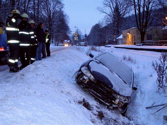 Auto skonilo nejprve v píkop. Napodruhé idi narazil do betonové skrue. Ilustraní snímek