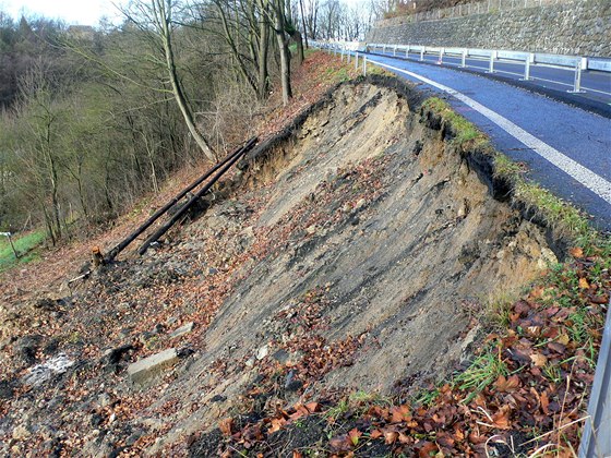 Utrená krajnice u Dolánek na silnici z Turnova na Harrachov.