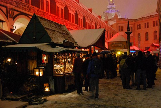 Nakupovat v Dráanech mete o tomto a následujícím víkendu jen v sobotu. O adventní nedli musí mít obchodníci po rozhodnutí soudu zaveno, mete tak zajít pouze na vánoní trhy. Jeden najdete na zámeckém nádvoí (na snímku).