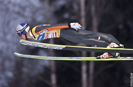 LETÍ PRO DALÍ VÍTZSTVÍ. Rakouský skokan na lyích Thomas Morgenstern ovládl závody Svtového poháru v Lillehammeru.