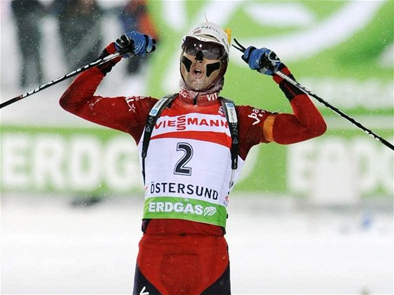 Ole Einar Björndalen se raduje z triumfu.