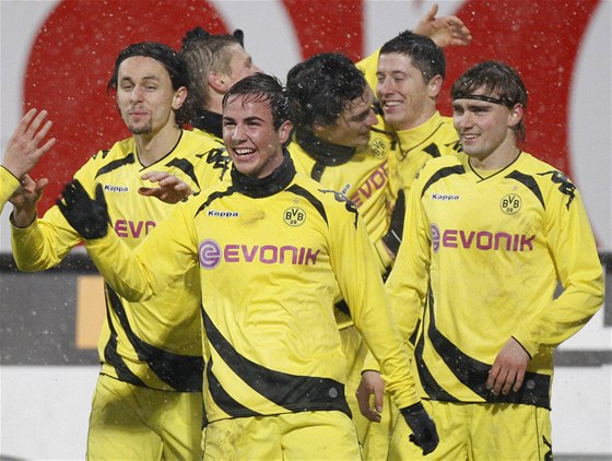 RADOST. Fotbalisté Borussie Dortmund se radují ze vsteleného gólu.