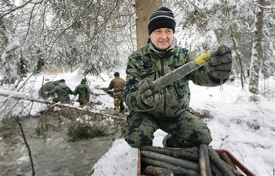 Policejní pyrotechnik Ladislav Zágiba ukazuje nalezený protiletadlový granát. .  