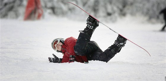 Na snowboardu se stane víc úraz ne pi lyování. (Ilustraní fotografie)