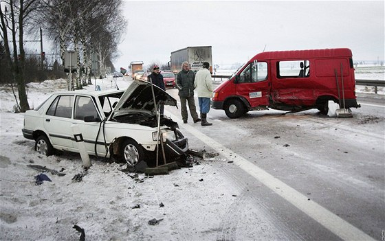 Sráka peugeotu a Fordu Transit se obela bez zranní. V míst nehody se ale tvoily kolony. 