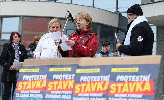 Na ti stovky stávkujících odborá ze státní sféry, protestujících proti sniování plat, se shromádilo ped budovou Krajského úadu v Olomouci.