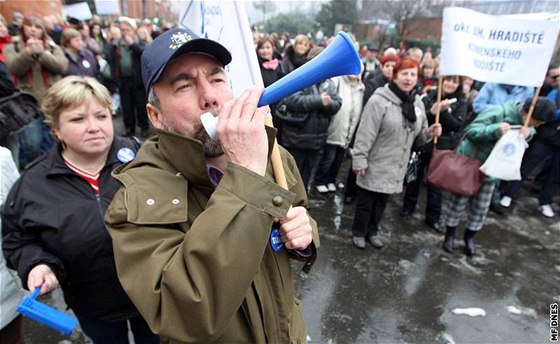 Ti stovky lidí stávkovaly u brány do areálu Svit ve Zlín.