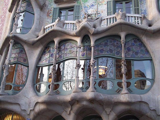 Pohled z ulice na okna hlavního spoleenského salonu majitele domu, Josepa Batlló