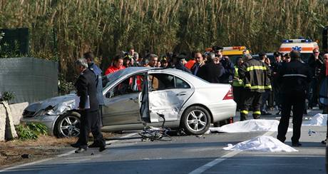 Auto v pln rychlosti srazilo na jihu Itlie skupinu cyklist. (5. prosince 2010)