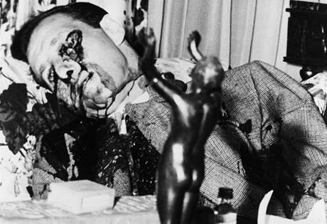 Mizern podnikatel a obvan pistolnk Bugsy Siegel zastelen ve svm dom v Beverly Hills, rok 1947