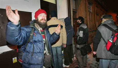 Bezdomovci ekaj ped azylovm domem svatho Pavla v eskch Budjovicch, a je pust dovnit. (3. prosince 2010)