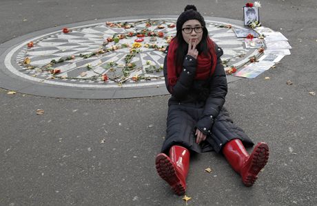 Tchajwansk dvka Chi Chi Yao ukazuje "mrov vko" ped newyorskm pamtnkem Strawberry Fields v Central Parku. (USA, 8. prosince 2010)