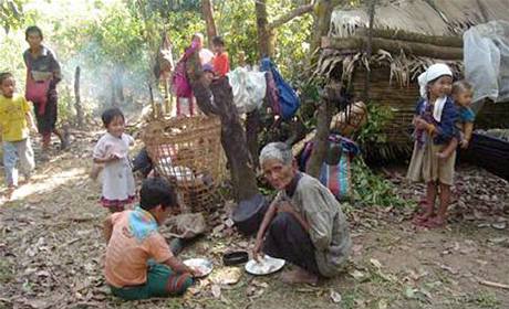 Vesnian na vchod Barmy pi tku ped barmskou armdou