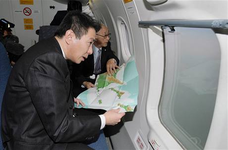 Japonsk ministr zahrani Sejdi Maehara pi peletu nad Kurilskmi ostrovy