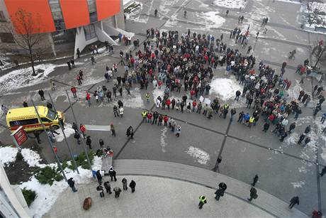 Na ti stovky stvkujcch odbor ze sttn sfry, protestujcch proti sniovn plat, se po poledni shromdilo ped budovou Krajskho adu v Olomouci.