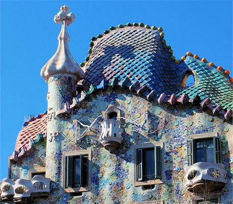 Nn barevnost, ustupujc stecha s Gaudho typickmi dlabanmi okny a organick tvary balkon. Casa Batll je jednou z perel Barcelony