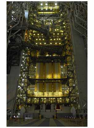 Nejsilnj souasn americk nosn raketa Delta 4 Heavy v obslun vi rampy SLC-6 