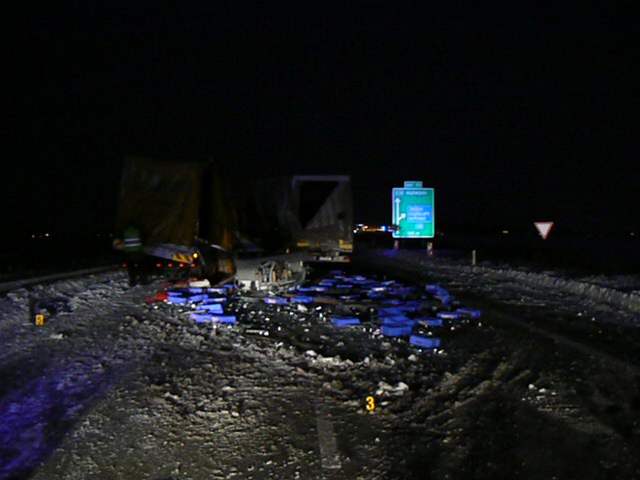 Dopravní kolaps na dálnicie D5 u Plzn, kde byla ve tvrtek ráno zavený úsek ve smru na Rozvadov kvli nehodám kamion