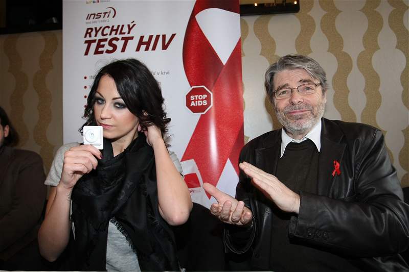 Agáta Hanychová ukazuje, e její test na HIV je negativní 