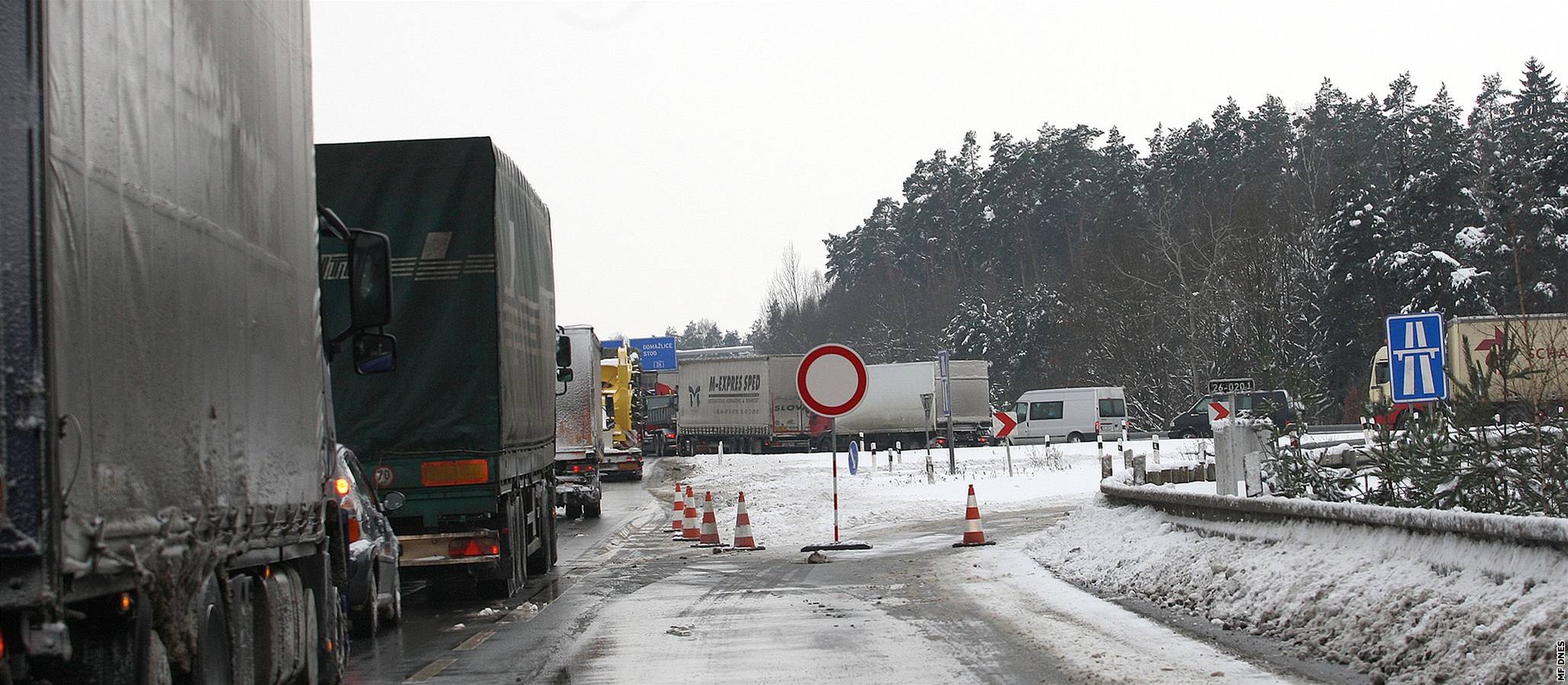 Dopravní kolaps na dálnicie D5 u Plzn, kde byla ve tvrtek ráno zavený úsek ve smru na Rozvadov kvli nehodám kamion