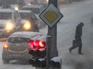 Dopravu ve Znojemské ulici v Jihlav napadaný sníh tém znemonil. (1. prosince 2010)