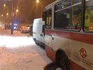 Nehoda autobusu a ty osobních aut v ulici Na Stri v Praze