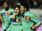 SILN DVOJKA. Lionel Messi a David Villa slav jeden z gl v sti Osasuny Pamplona.